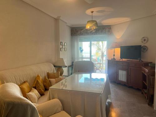 Televízia a/alebo spoločenská miestnosť v ubytovaní Lyrioshomes Precioso Apartamento Puerto de Estepona