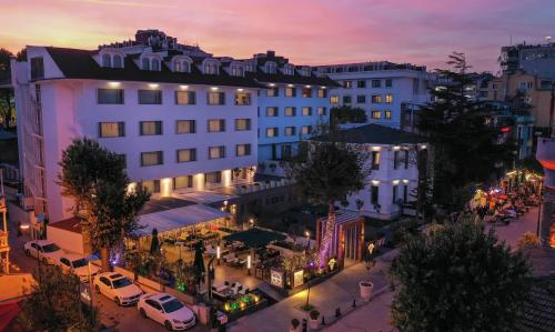 Vogue Hotel Supreme Istanbul في إسطنبول: اطلالة جوية على مبنى في مدينة بالليل