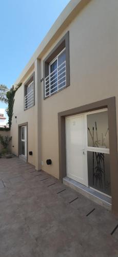 un edificio con dos puertas de garaje a un lado en Giara Aparts. en Villa María