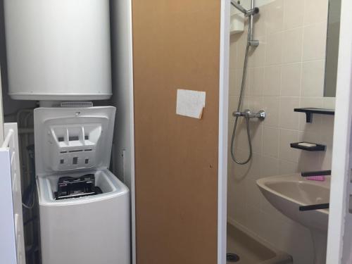 une petite salle de bains avec lave-linge et sèche-linge à côté d'un lavabo dans l'établissement Appartement rénové bord de plage avec balcon et parking à Jard-sur-Mer - FR-1-336-79, à Jard-sur-Mer