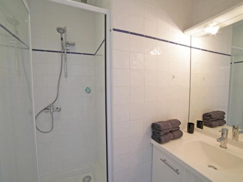 a bathroom with a shower and a sink at Charmant T2 climatisé à Biscarrosse Plage, à 2 min de la mer, avec balcon et parking inclus - FR-1-319-392 in Biscarrosse-Plage