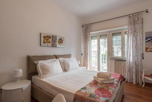 Bright Apt 2 Bedroom and balcony