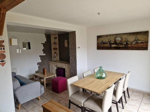 une salle à manger avec une table et des chaises et une cheminée dans l'établissement Maison familiale, à Dunkerque