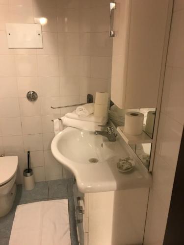 bagno bianco con lavandino e servizi igienici di San Marco Loft a Venezia