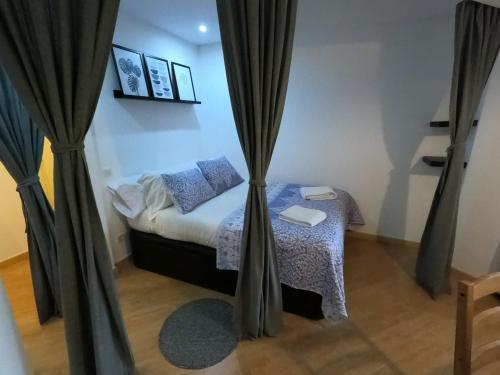 Postel nebo postele na pokoji v ubytování Lisbon, Cozy studio in Paço de Arcos, Oeiras