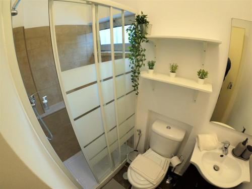 Koupelna v ubytování Lisbon, Cozy studio in Paço de Arcos, Oeiras