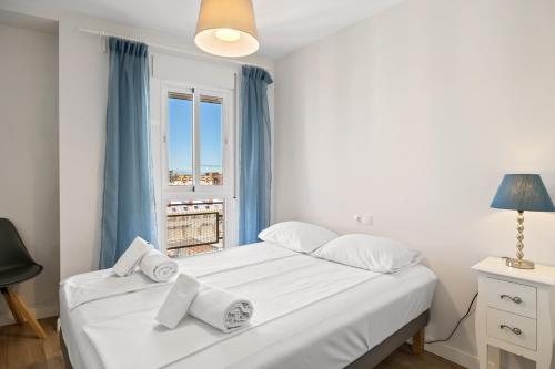 Кровать или кровати в номере Central and modern Fuengirola apartment Ref 34