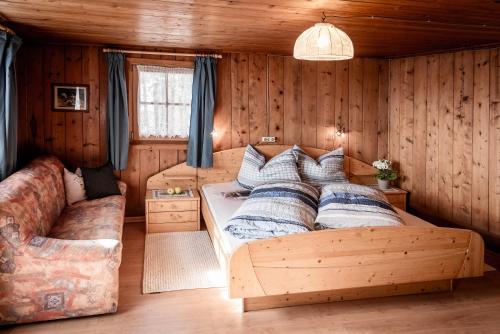 1 dormitorio con 1 cama y 1 sofá en una habitación en Oberhof Bauernhaus, en Vallarga