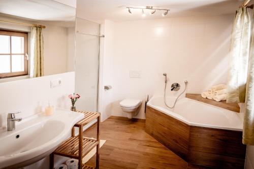 y baño con bañera, lavabo y aseo. en Oberhof Bauernhaus, en Vallarga