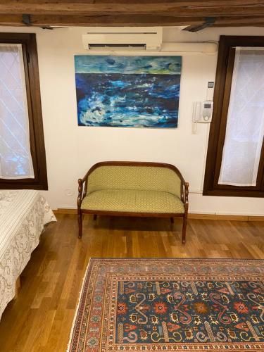una stanza con panchina in una stanza con un tappeto di San Marco Loft a Venezia