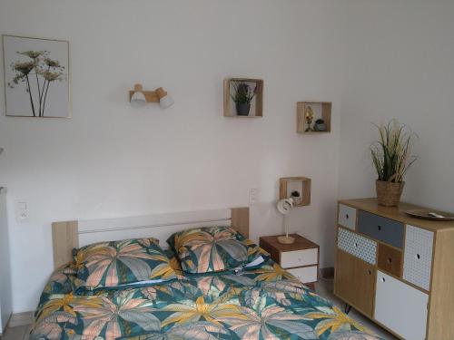 une chambre avec un lit et une commode dans l'établissement Appartement spacieux proche de la mer, à Banyuls-sur-Mer