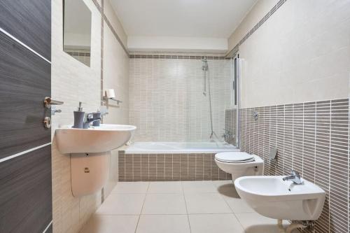 Ένα μπάνιο στο Urban front - Walking distance from paceville and st george bay beach