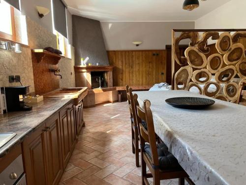 una cocina con una mesa con un plato. en Green Woods en Verona