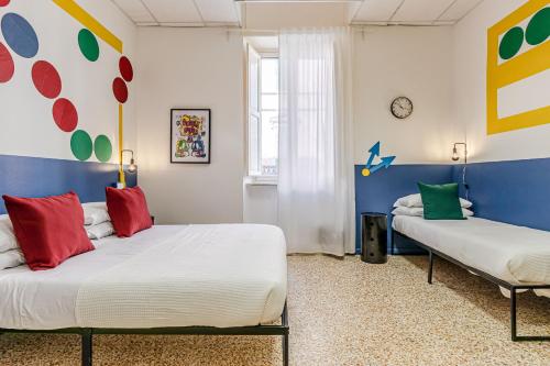 Una cama o camas en una habitación de Game Rooms Experience