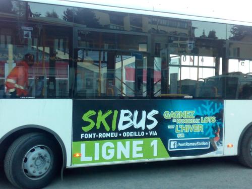un bus dont le côté comporte une publicité dans l'établissement Résidence Les ISARDS Studio cabine rénové - vue Montagne, à Font-Romeu-Odeillo-Via
