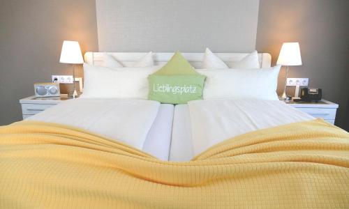 Postel nebo postele na pokoji v ubytování Hotel Diekseequell Superior am Dieksee