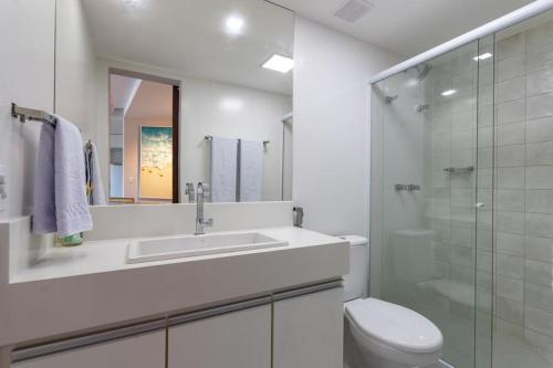 uma casa de banho com um lavatório, um WC e um chuveiro em Flat em Copacabana no Rio de Janeiro