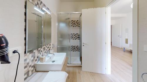 uma casa de banho com um chuveiro e um lavatório. em Accòmodati B&B em Marina di Gioiosa Ionica