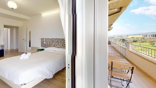 um quarto com uma cama e uma varanda com vista em Accòmodati B&B em Marina di Gioiosa Ionica
