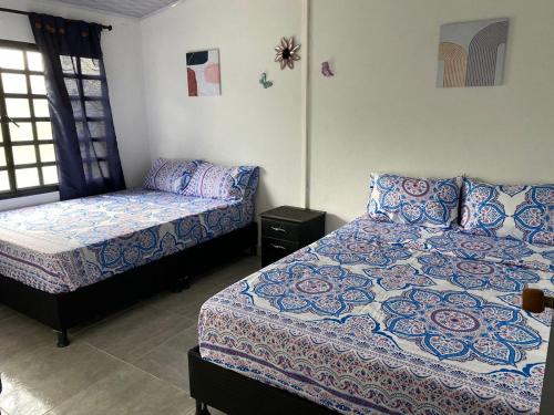 um quarto com uma cama e um sofá em Cabañas Villa Albita em Villavicencio