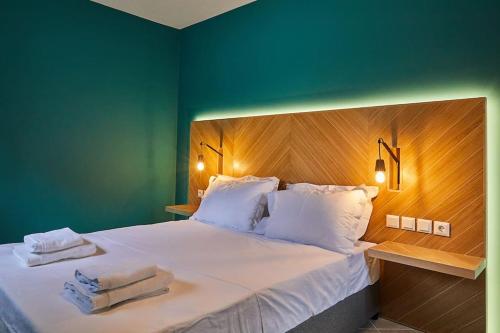 ein Schlafzimmer mit einem großen Bett mit zwei Handtüchern darauf in der Unterkunft Flyin' High Luxury Suite in Metókhi