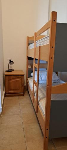 2 letti a castello in una camera con comodino di Apartment Luna met Airco Wifi en Zwembad a Novigrad Istria