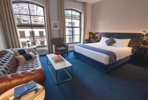 Habitación de hotel con cama y sofá en The Frederick Hotel Tribeca, en Nueva York