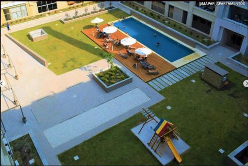 an overhead view of a pool with tables and umbrellas at Mapar Studio en Montevideo in Montevideo