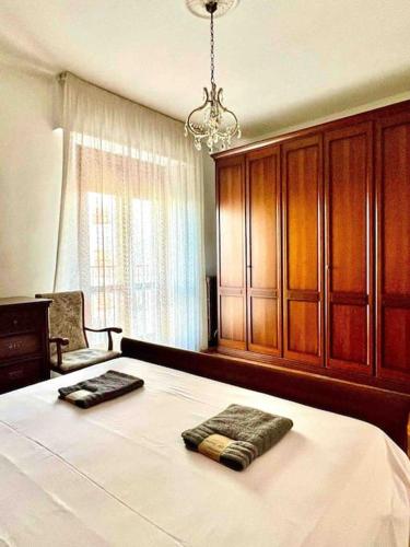 um quarto com uma cama e um armário de madeira em Appartamento a Tempio Pausania em Tempio Pausania