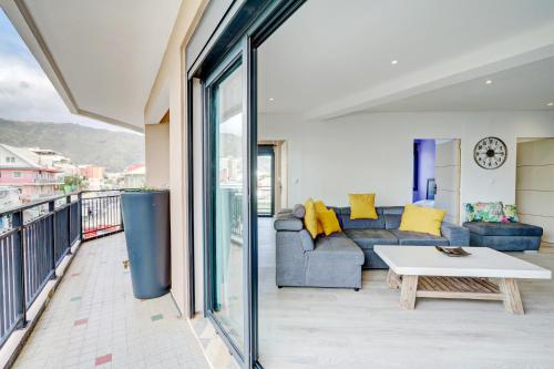 a living room with a couch and a table at Le Yang - T3 Cosy & moderne à Saint Denis in Saint-Denis