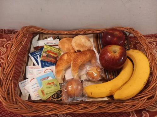a basket filled with bread bananas apples and other foods at Opalo Barrio Sur A Estrenar by Citrino Aparts in San Miguel de Tucumán