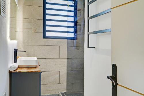 a bathroom with a sink and a window at Le Yang - T3 Cosy & moderne à Saint Denis in Saint-Denis