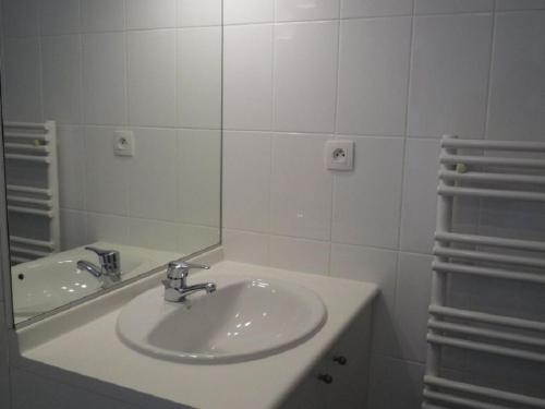 une salle de bain blanche avec un lavabo et un miroir dans l'établissement Charmant T2 avec Balcon, Parking et Accès Plage - Les Sables d'Olonne - FR-1-325-110, à Les Sables-dʼOlonne