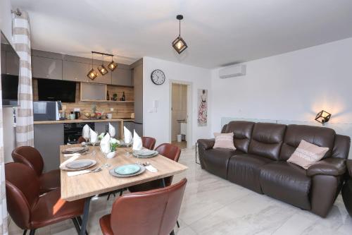 ein Wohnzimmer mit einem Tisch und einem Sofa in der Unterkunft Luxury Apartment Isabell in Zaton