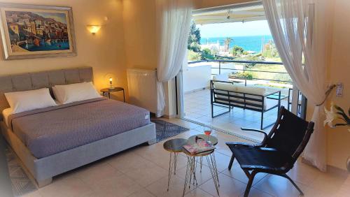 um quarto com uma cama e uma varanda em Holiday villa SUNJOY close to the beach em Sounio