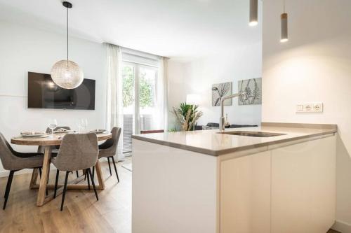 Calm apartment with private patio by REMS