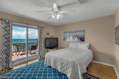1 dormitorio con cama y vistas al océano en Le Starboard House en Pensacola Beach