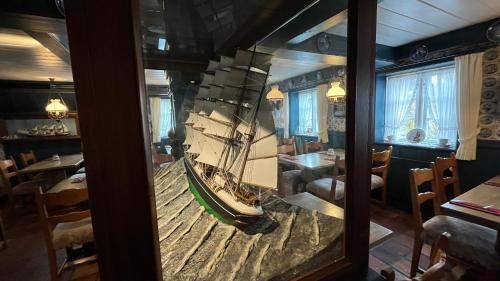 a ship model on display in a restaurant at Ual Öömrang Wiartshüs in Norddorf