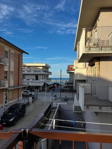 vistas a un aparcamiento con coche en el balcón en Casa Vacanze Dalla Lory en Rímini