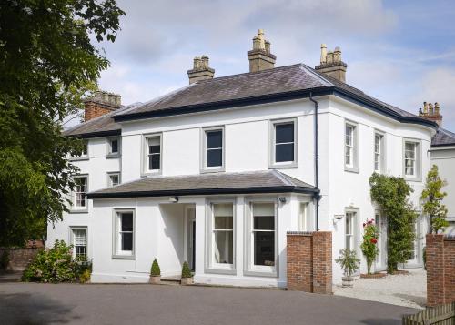 uma casa branca com um telhado preto em Ludwick Apartment em Shrewsbury