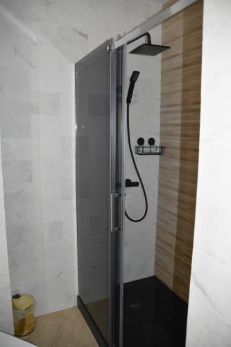 y baño con ducha con cabezal de ducha. en Apartament Kadzielnia, en Kielce