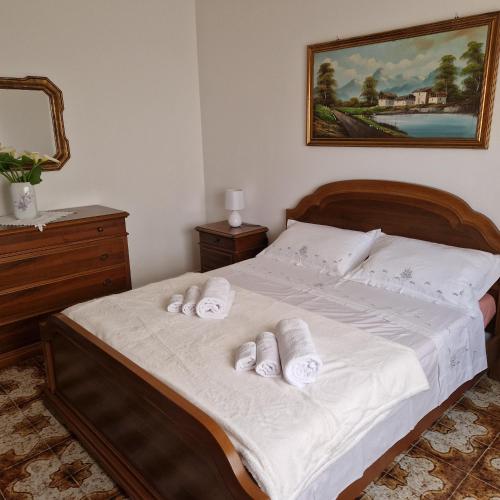 - une chambre avec un lit et des serviettes dans l'établissement Appartamento casa vostra, à Bosa