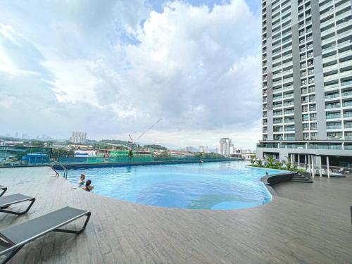 una gran piscina en la parte superior de un edificio en Balakong,1-7pax,Cozy Studio,Near Dataran C180, en Cheras
