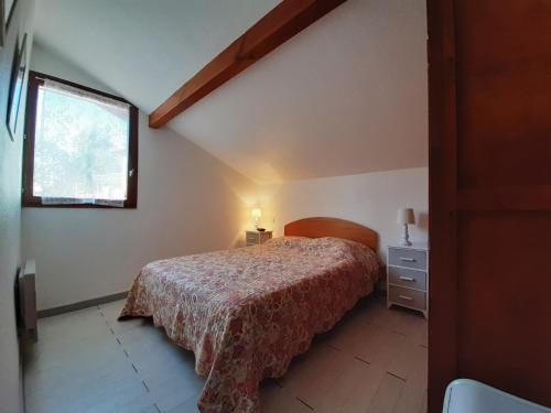 Schlafzimmer mit einem Bett und einem Fenster in der Unterkunft Maison Urrugne, 3 pièces, 4 personnes - FR-1-239-596 in Urrugne