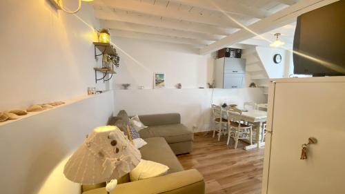 un salon avec un canapé et une table dans l'établissement Maison du Bonheur, au Crotoy