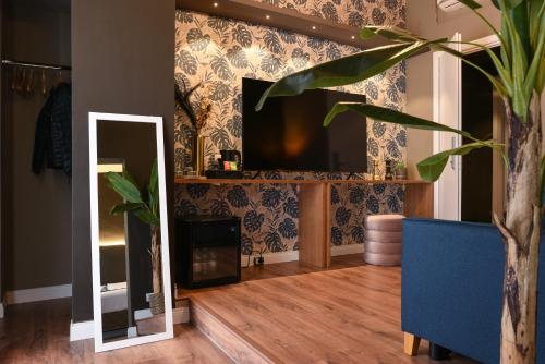 Televízia a/alebo spoločenská miestnosť v ubytovaní Il Corso Comfort Rooms