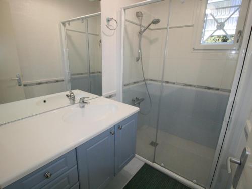 une salle de bain avec un lavabo et une douche dans l'établissement Villa indépendante avec jardin clos, proche plage et commerces - FR-1-22-303, à Longeville-sur-Mer