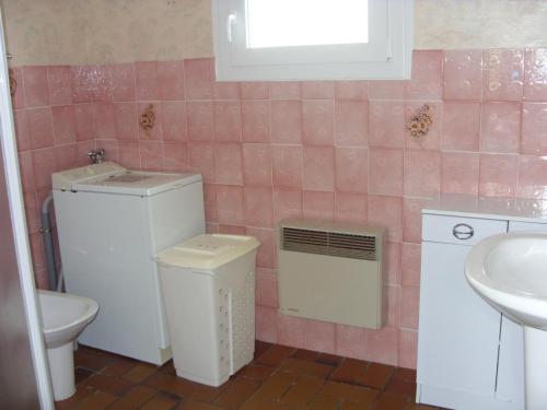 y baño con aseo y lavamanos. en Maison La Bernerie-en-Retz, 3 pièces, 4 personnes - FR-1-612-37, en La Bernerie-en-Retz