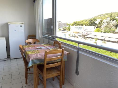 une table et des chaises dans une cuisine avec une fenêtre dans l'établissement Studio cabine avec loggia vitrée proche plage et commerces à Sète - FR-1-338-406, à Sète