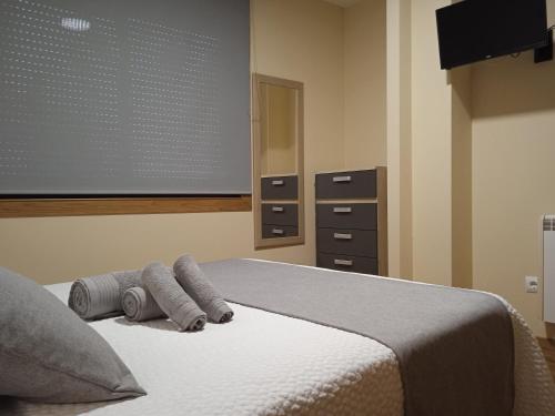 - une chambre avec un grand écran et un lit dans l'établissement Apartamento Mirabel, à Rosal